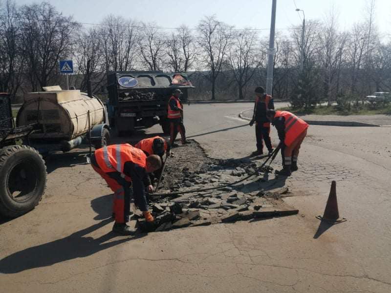 Рівненські комунальники продовжують прибирати та ремонтувати вулиці міста