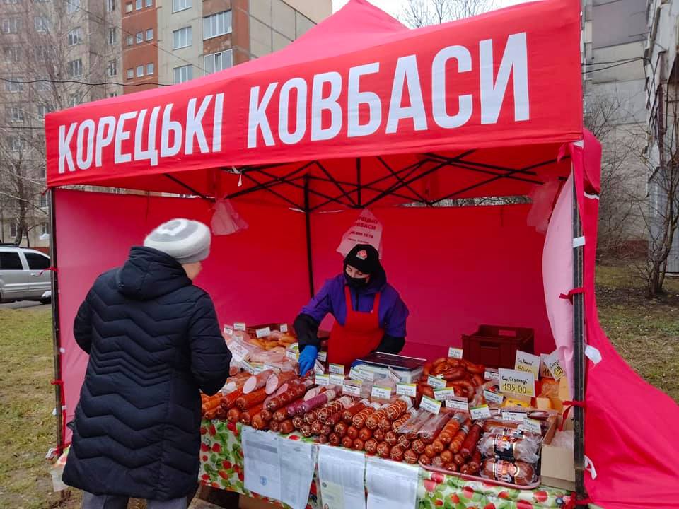 Квасилівчани жаліються на підприємницю яка здійснює несанкціоновану торгівлю ковбасними виробами у наметі