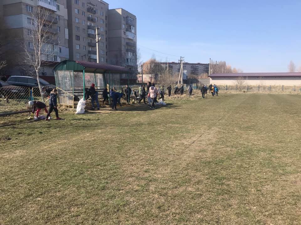 На Рівненщині жителі самостійно впорядкували стадіон