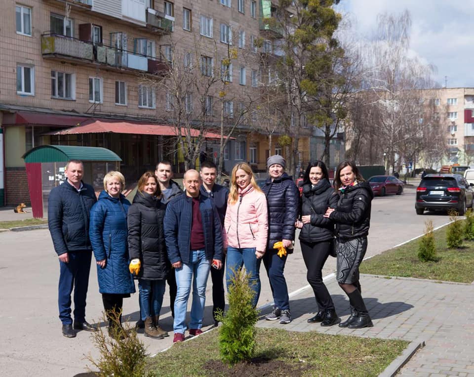 У селищі Квасилів, що входить до складу Рівненської громади, висадили алею туй (фото)
