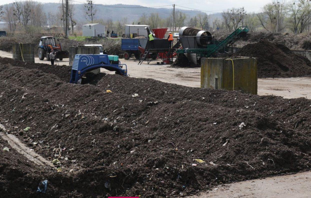 Рівненський екс-депутат продає у Львові сміття