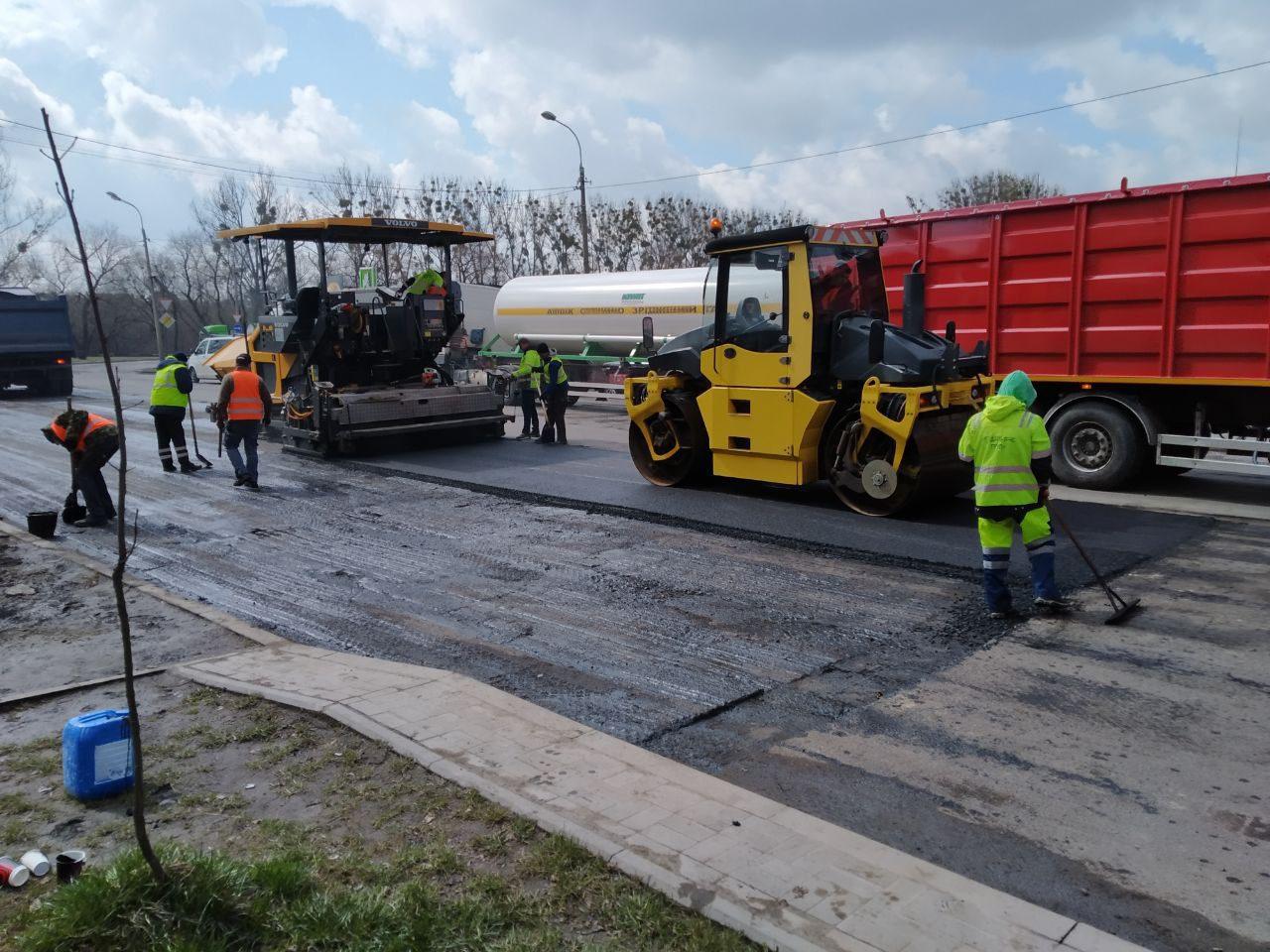 Ремонт дороги на Макарова в Рівному планують завершити за день