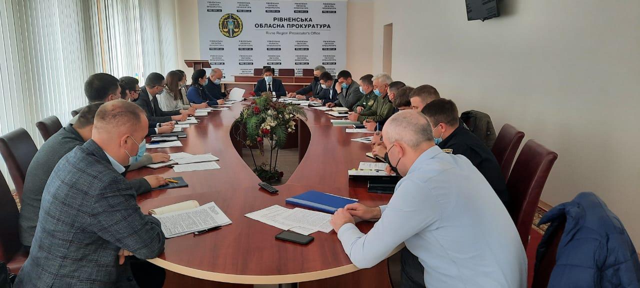 В обласній прокуратурі обговорили стан боротьби з незаконною порубкою лісу