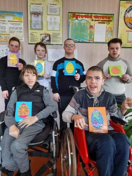 Особливі дітки Рівного виготовили великодні листівки для воїнів