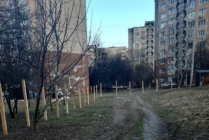 Забудовник розповів, для чого встановили паркан на “Північному” в Рівному Забудовник розповів, для чого встановили паркан на “Північному” в Рівному