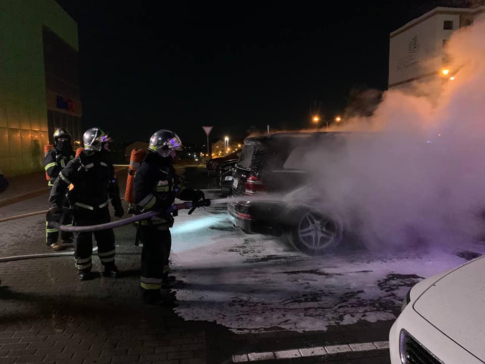 З’явилося відео моменту підпалу автівки в Рівному (ВІДЕО)