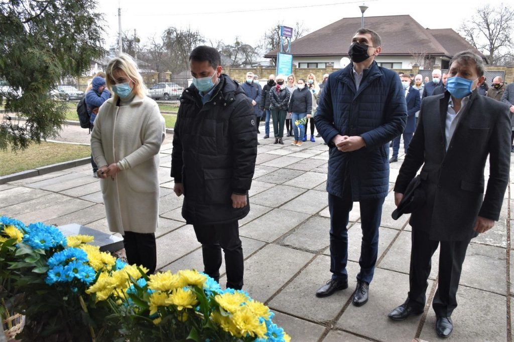 поклали квіти