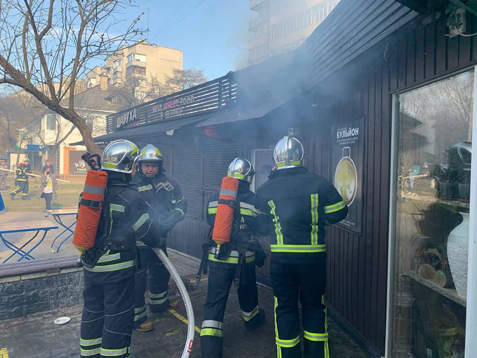 У Рівному ледве не згорів кіоск із шаурмою У Рівному ледве не згорів кіоск із шаурмою