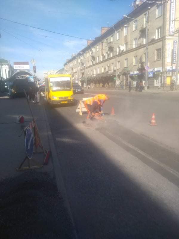 У Рівному комунальники ремонтують дороги У Рівному комунальники ремонтують дороги