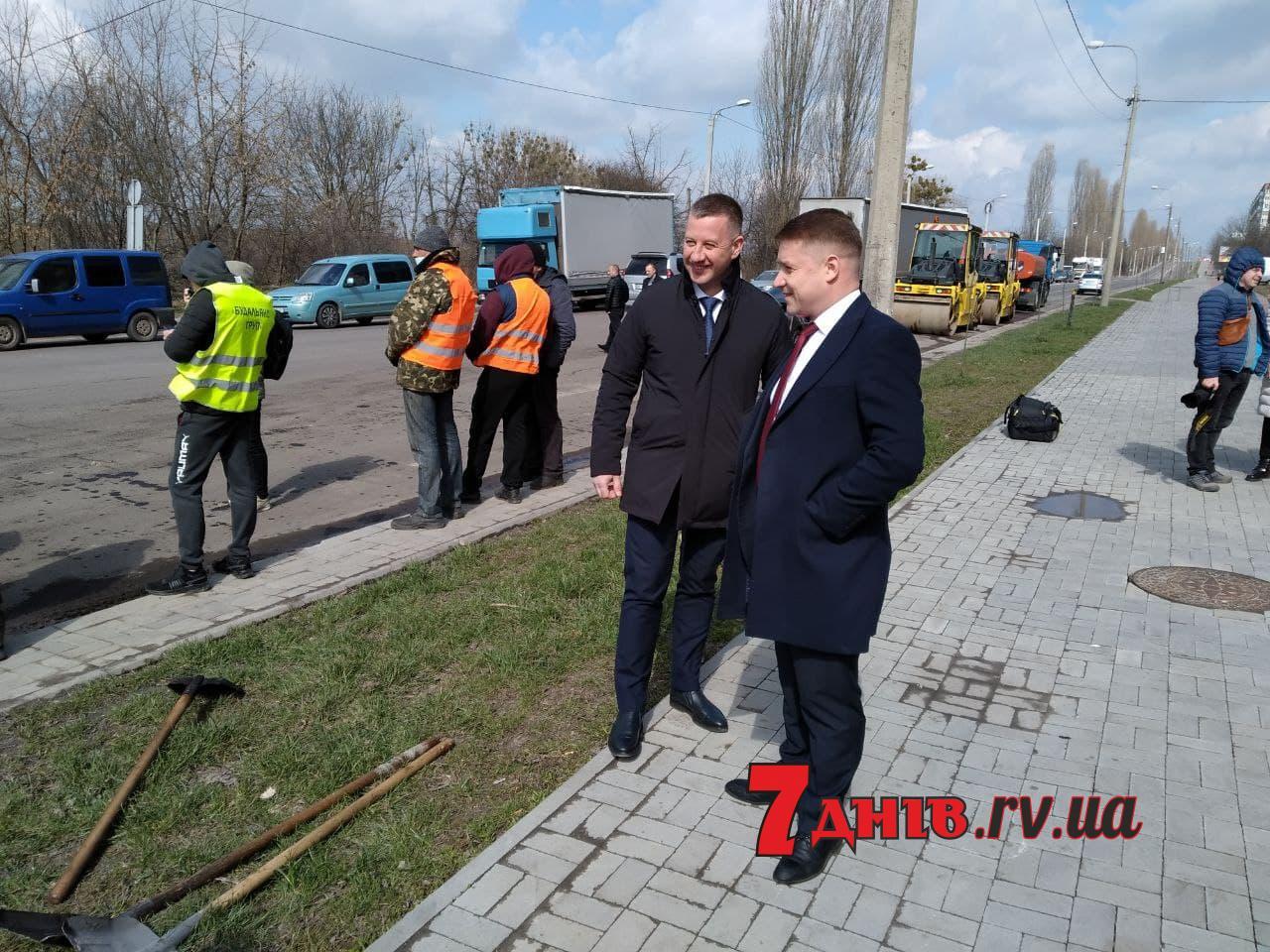 На рівненській вулиці стартував ремонт дорожнього покриття (ФОТОРЕПОРТАЖ)