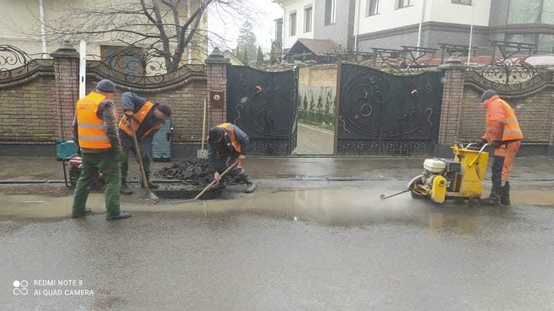 Комунальники продовжують прибирати вулиці Рівного