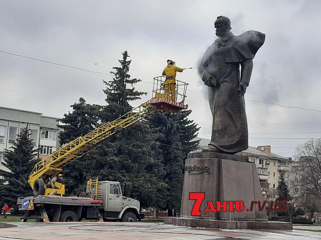 Рівненського Кобзаря очистили унікальним агрегатом