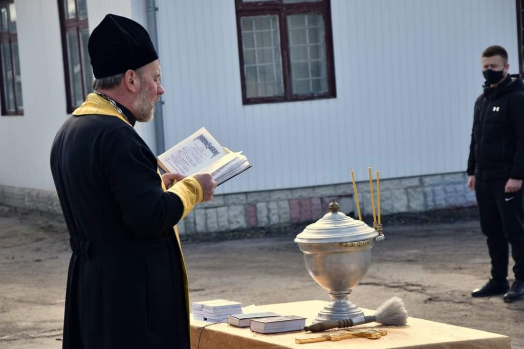 священник