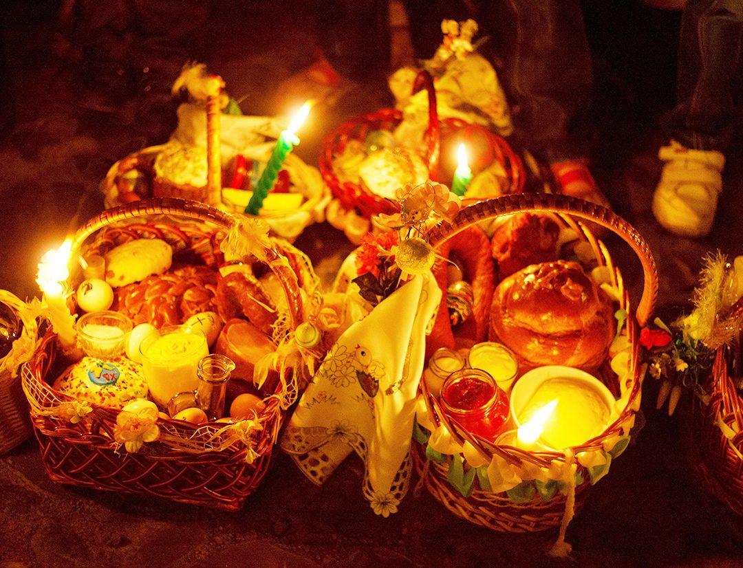 Великодні кошики зі свічками.