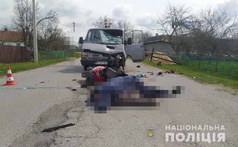 У Вараському районі п’яний водій мікроавтобуса на смерть збив скутериста