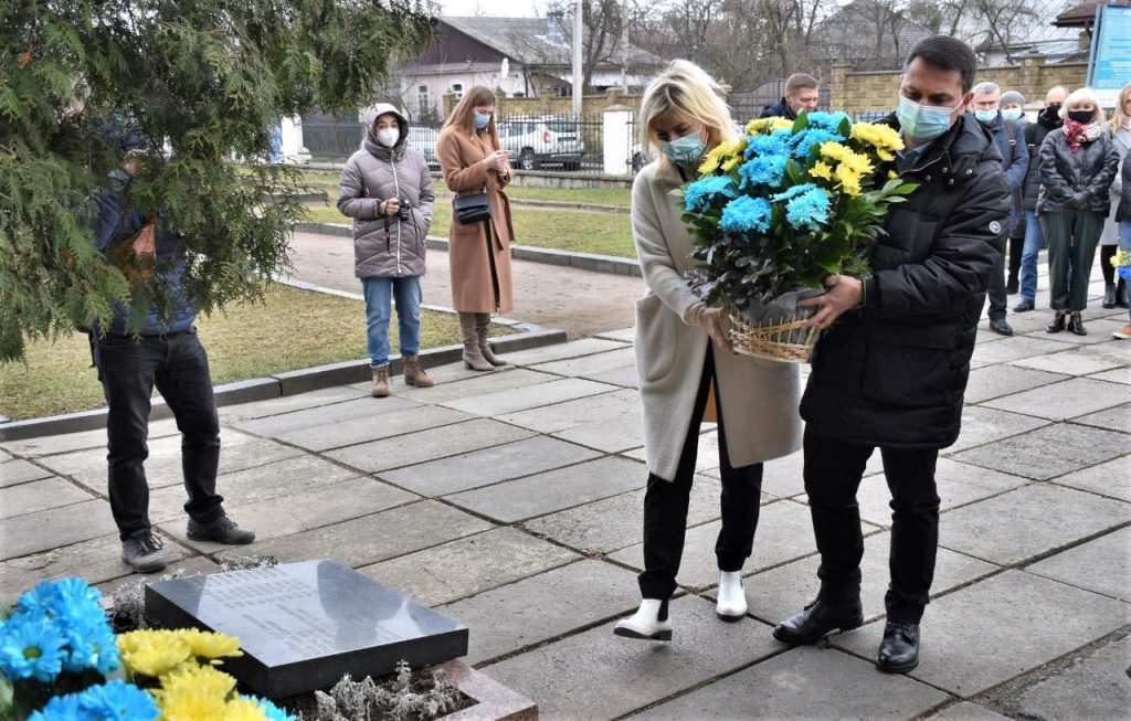 вшанували