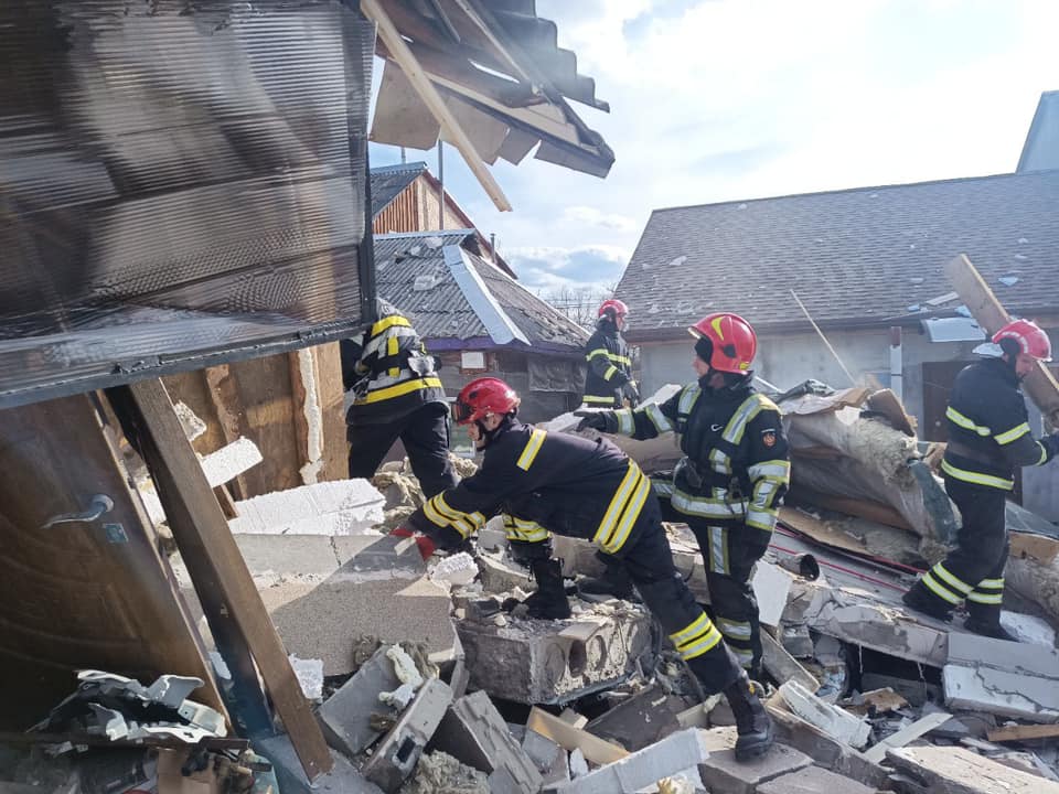 У Києві після вибуху під завалами будинку шукають людей