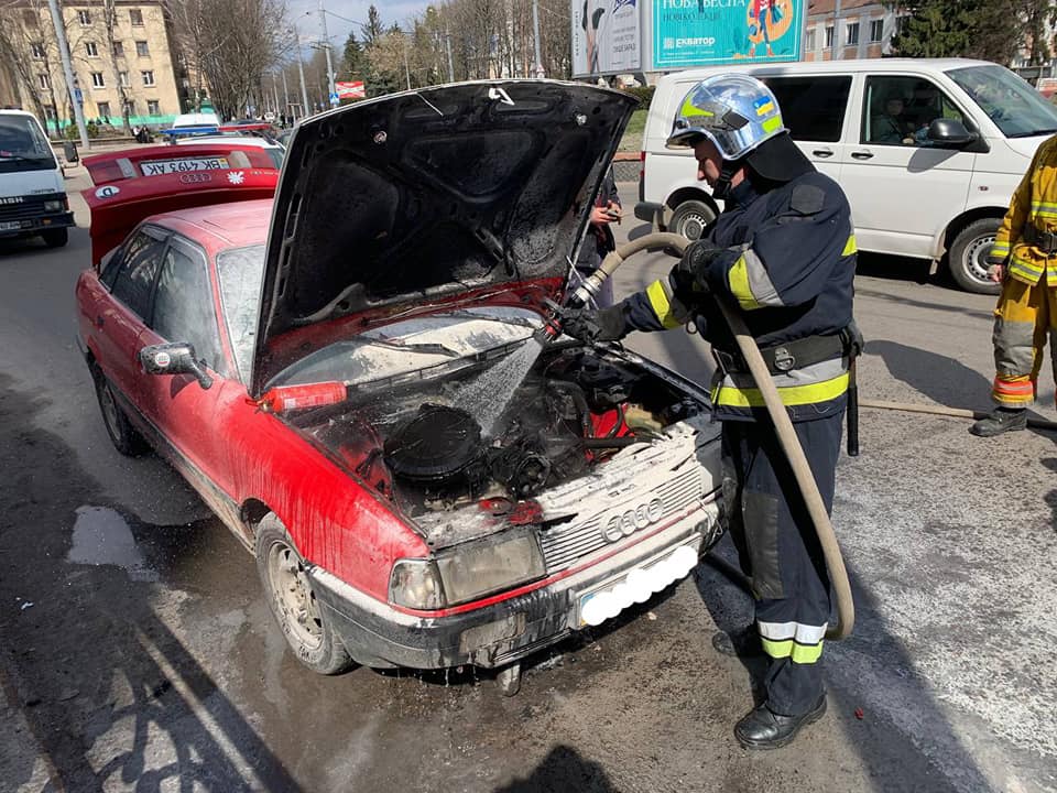 В Рівному під час руху загорівся легковий автомобіль