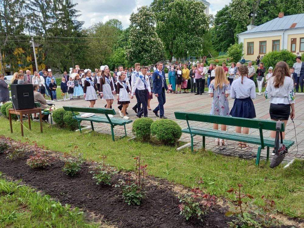 На Рівненщині учні вдягнули радянську шкільну форму