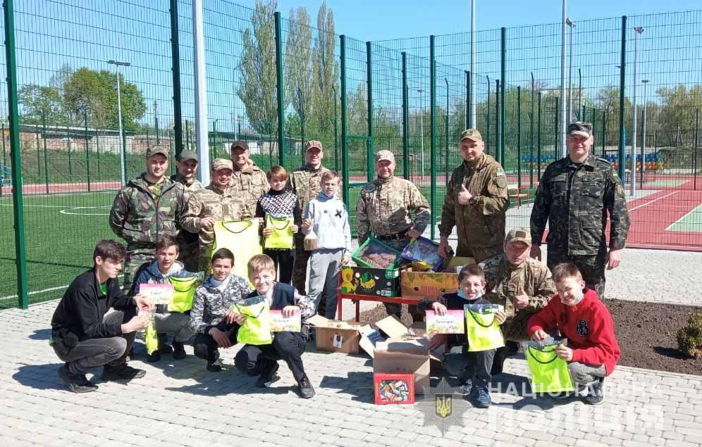 Рівненські поліцейські у зоні ООС відвідали вихованців дитячого інтернату 