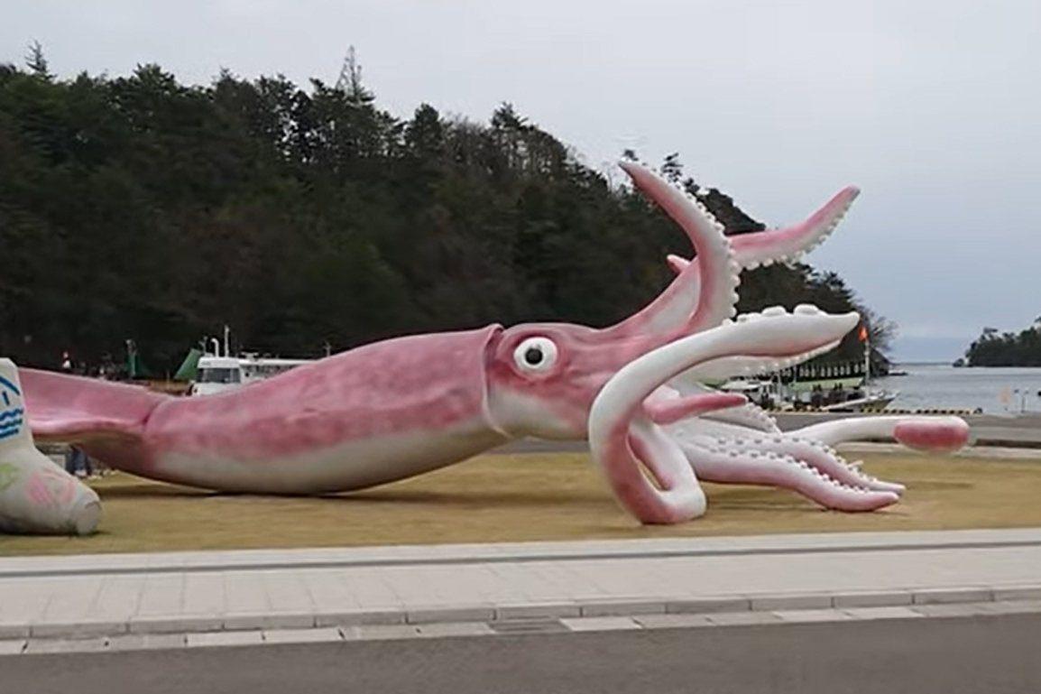 ​​В Японії за кошти з ковідного фонду побудували величезну статую кальмара