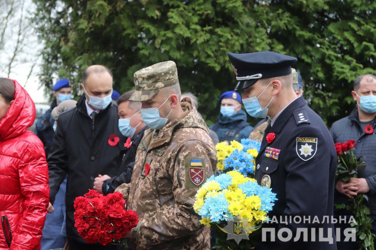 На Рівненщині поліцейські вшанували загиблих у Другій світовій війні 