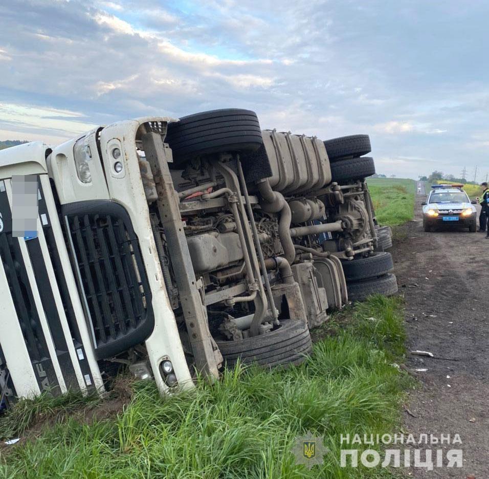 Внаслідок перекидання вантажівки на автодорозі «Устилуг-Луцьк-Рівне» травмувався водій