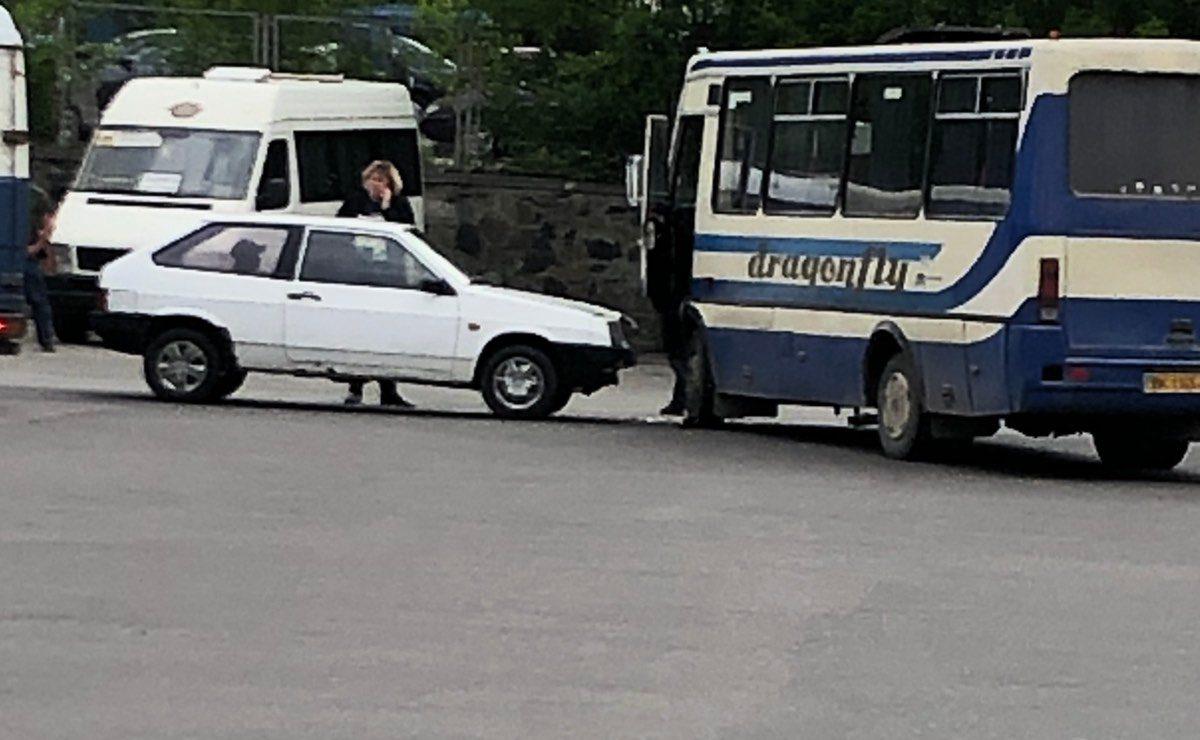 На Центральному автовокзалі у Рівному сталася ДТП за участю пасажирського автобуса