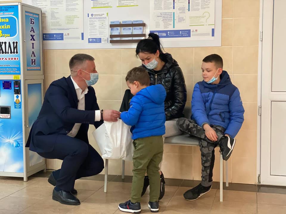Напередодні Великодня команда “Рівне Разом” завітала до онкологічного центру Рівненської обласної дитячої лікарні