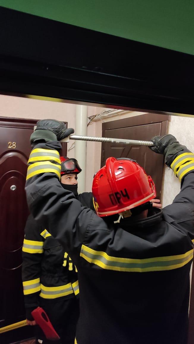 Рівненські рятувальники виявили в квартирі мертвого чоловіка