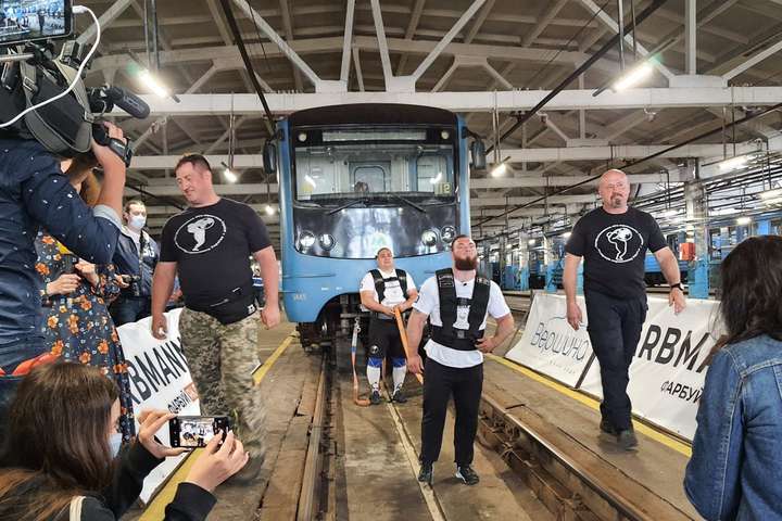 Стронгмени у київському метро встановили рекорд