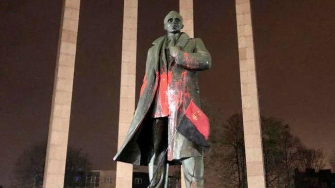 Вирок отримав студент, який за 1000 грн облив фарбою пам’ятник Бандері