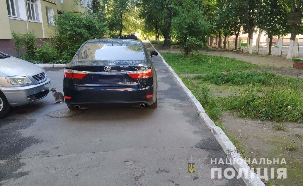 У дворі будинку на рівнянку наїхало авто У дворі будинку на рівнянку наїхало авто