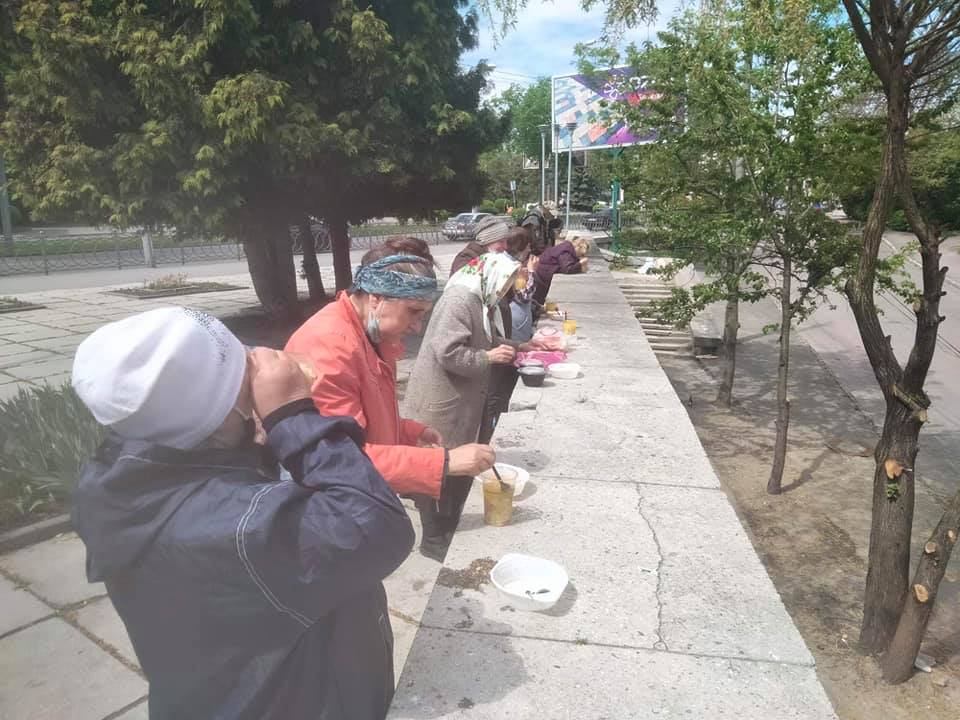 В Рівному, біля &#8220;Танку&#8221;, благодійний обід відбувається при будь якій погоді
