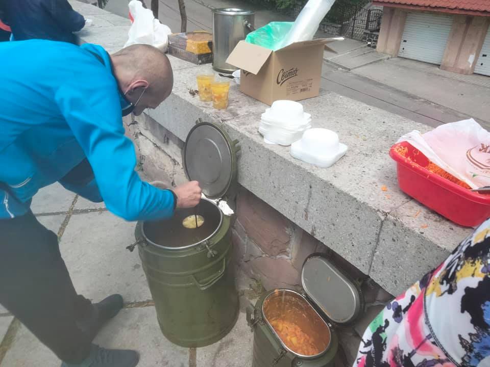 В Рівному, біля &#8220;Танку&#8221;, благодійний обід відбувається при будь якій погоді
