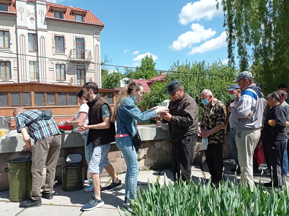 В Рівному, біля “Танку”, благодійний обід відбувається при будь якій погоді