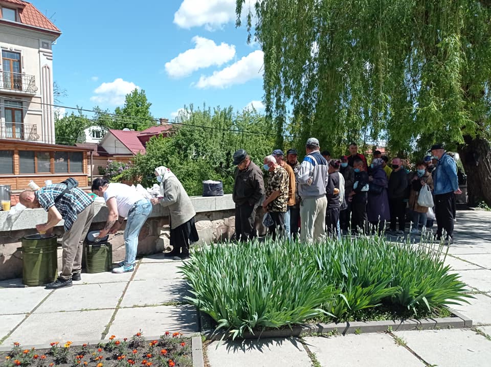 В Рівному, біля &#8220;Танку&#8221;, благодійний обід відбувається при будь якій погоді