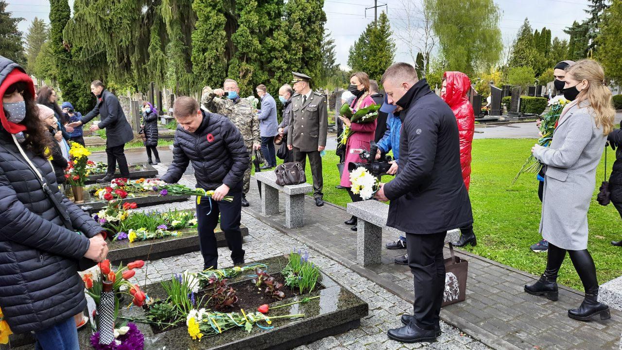 У Рівному вшанували героїв, полеглих за Україну (ФОТО)