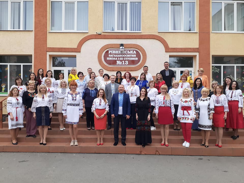 Рівняни підтримали традиції і вдягнулись у вишиванки (ФОТО) Рівняни підтримали традиції і вдягнулись у вишиванки (ФОТО)