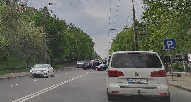 У Рівному на Галицького зіткнулися легковики