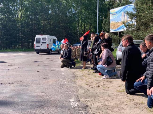Навколішки зустрічали прах героя у Рівненській області