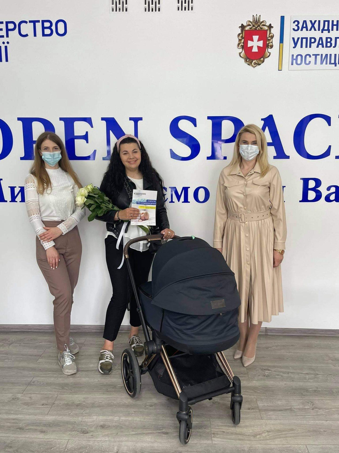 У Рівному вручили ювілейне свідоцтво про народження дитини