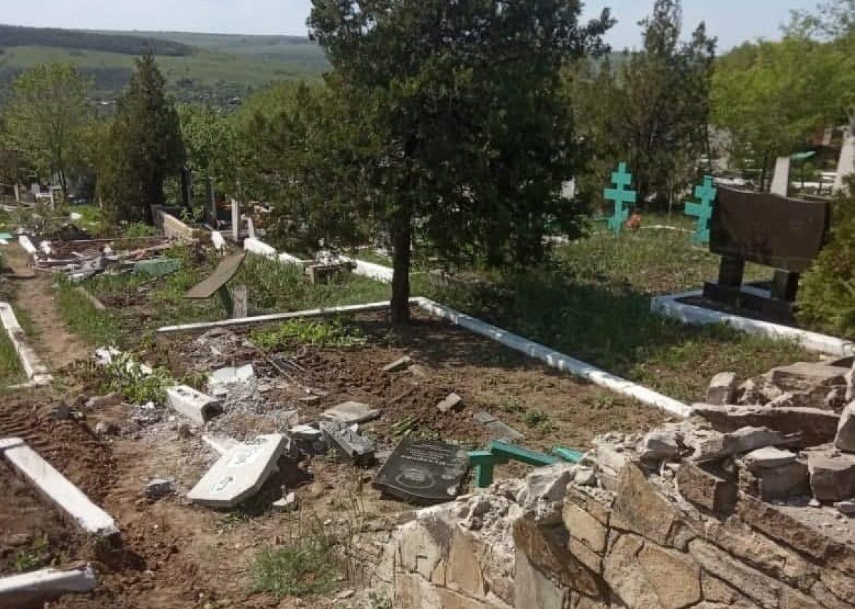 Танк бойовиків понівечив кладовище на Луганщині