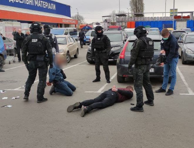 На хабарі затримали 2 поліцейських одного з районних управлінь Рівненщини