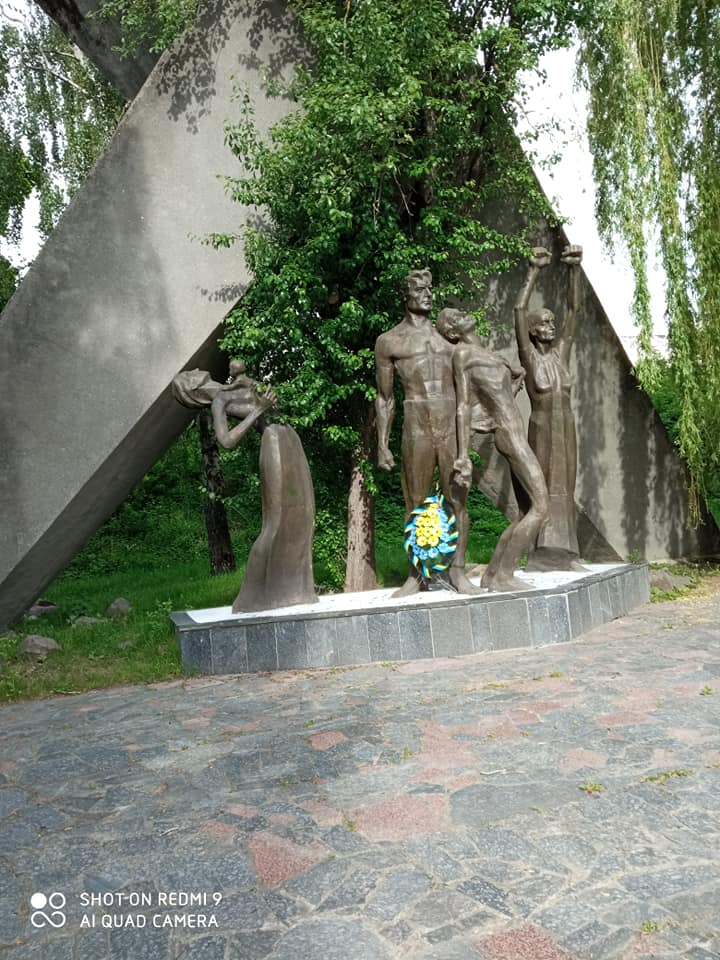 Пам’ятник жертвам фашизму у Рівному перетворили на смітник