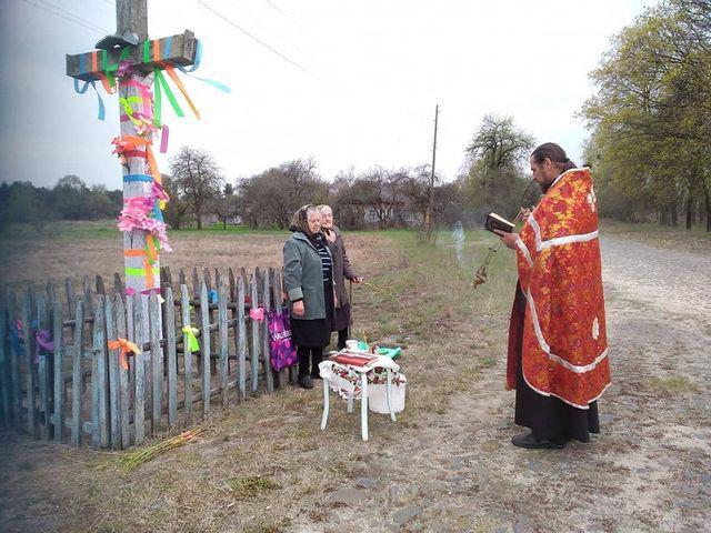У поліському селі на Рівненщині лише дві бабусі вийшли святити паски
