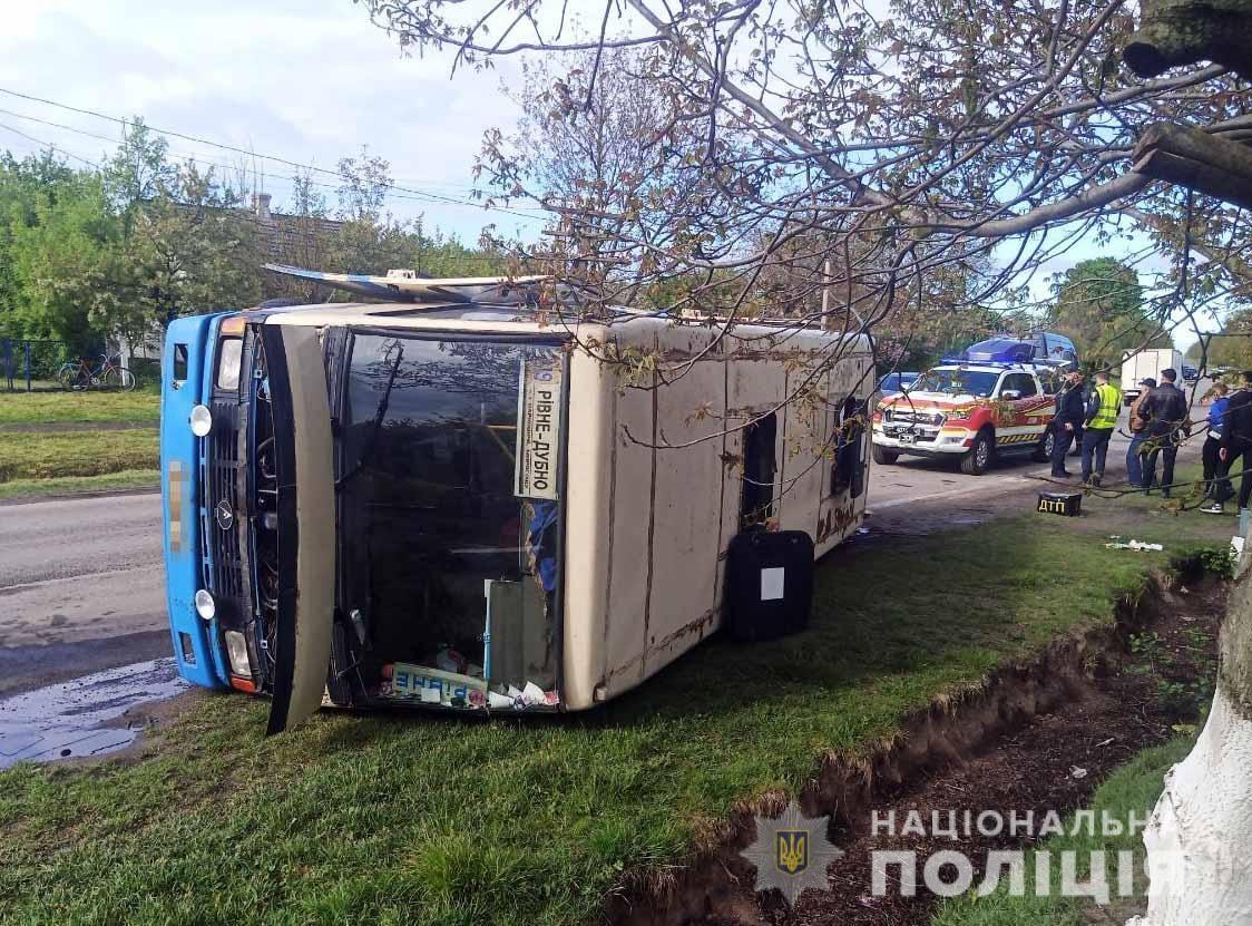 На Дубенщині перекинувся автобус, є постраждалі