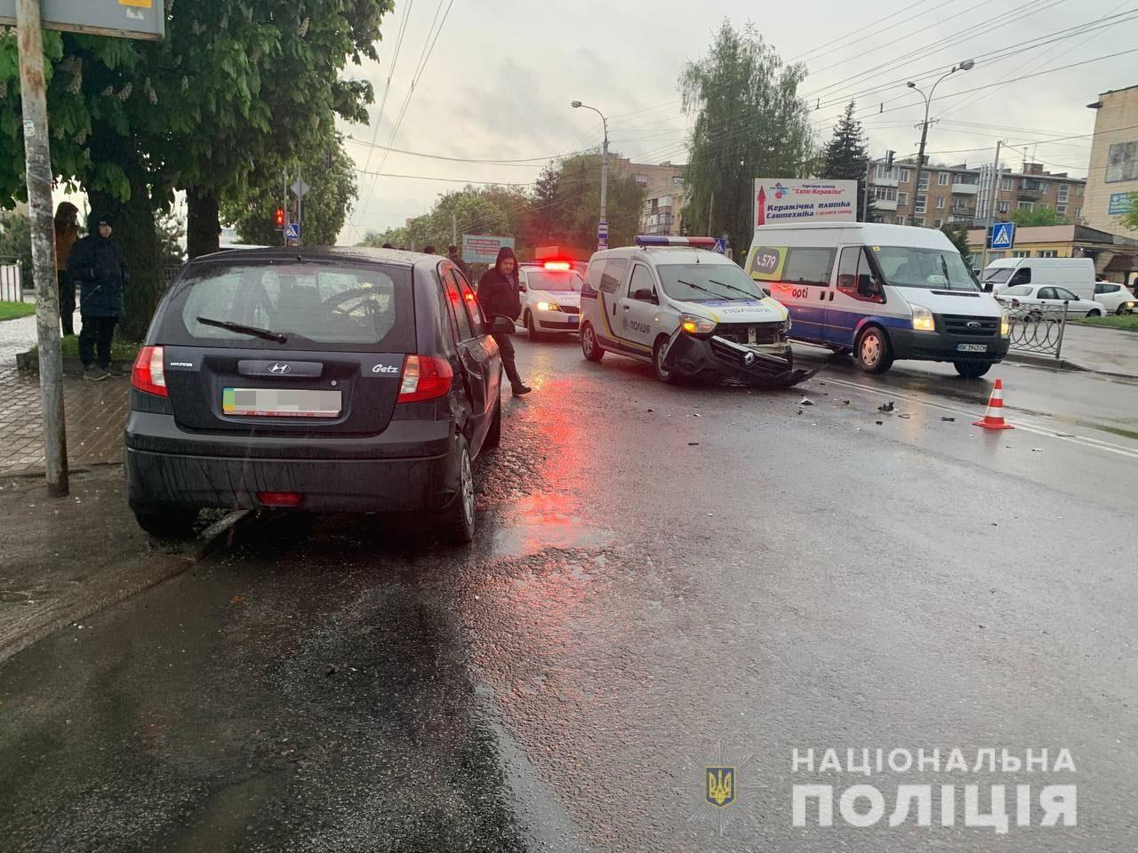 У Рівному в ДТП потрапило службове поліцейське авто