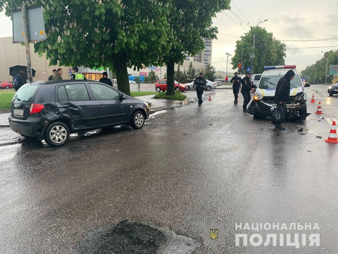 У Рівному в ДТП потрапило службове поліцейське авто