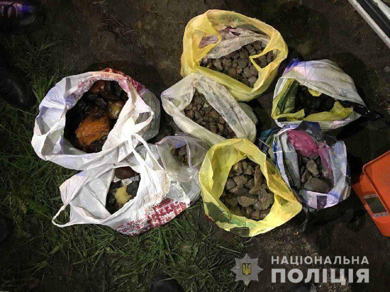 Поліцейські викрили двох жителів Рівненщини на незаконному перевезенні 20 кілограмів бурштину-сирцю